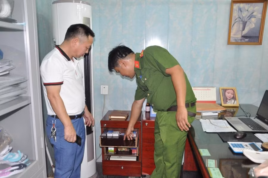 Cơ quan chức năng tiến hành khám nghiệm hiện trường vụ việc.
