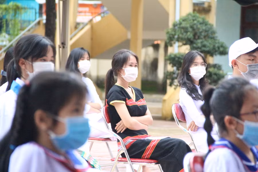 Học sinh mặc quần áo truyền thống tham dự Lễ khai giảng.