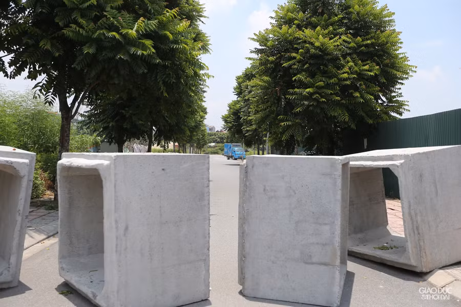 Trưng dụng thùng container, gạch, ống thoát nước... làm chốt phong tỏa ở Hà Nội ảnh 5