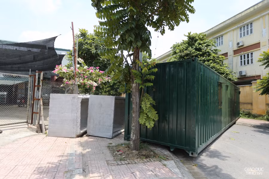 Trưng dụng thùng container, gạch, ống thoát nước... làm chốt phong tỏa ở Hà Nội ảnh 7