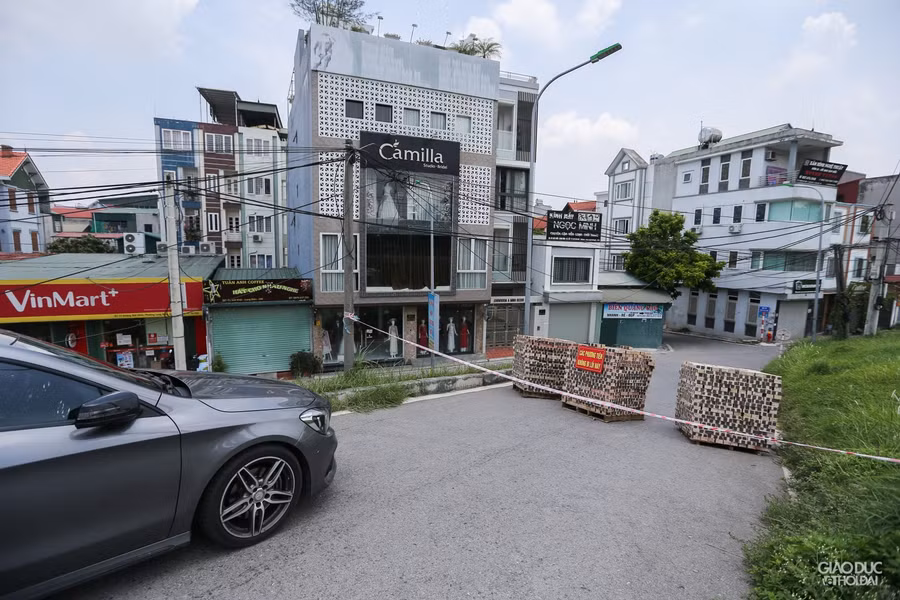 Tại khu vực đường đê thuộc phường Long Biên - Hà Nội, gạch được xếp chặn đường lên, xuống.
