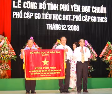 Phú Yên đạt chuẩn quốc gia PCGD THCS và PCGDTH đúng độ tuổi
