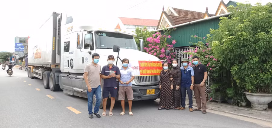 Nhiều cá nhân đã ủng hộ tiền dầu xe cho các tài xế vận chuyển hàng hóa