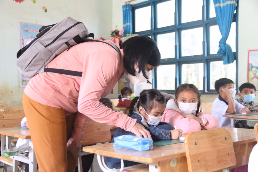 Cô Y Sương, Phó trưởng phòng GD&amp;ĐT huyện Đăk Hà thăm giáo viên và học sinh vùng khó.