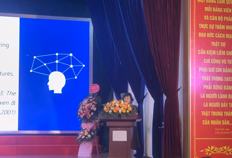 PGS.TS Hoàng Tuyết Minh phát biểu tại hội thảo.