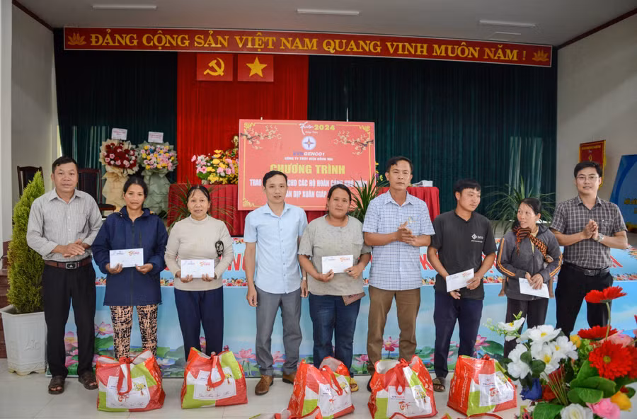 Trao các suất quà tại xã Đắk Plao, huyện Đắk Glong, tỉnh Đắk Nông.