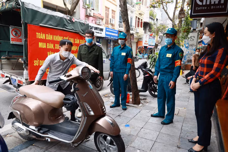 Với đặc thù là một trong những quận trung tâm của TP Hà Nội, quận Hoàn Kiếm luôn gắn công tác đảm bảo trật tự đô thị, trật tự an toàn giao thông, vệ sinh môi trường với kiểm soát hiệu quả dịch Covid-19.