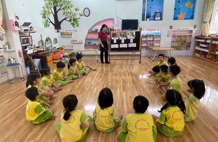 Việc xây dựng chuẩn học tập và phát triển trẻ em lứa tuổi mầm non để làm căn cứ đổi mới chương trình GDMN mới. Việc xây dựng chuẩn học tập và phát triển trẻ em lứa tuổi mầm non để làm căn cứ đổi mới chương trình GDMN mới.