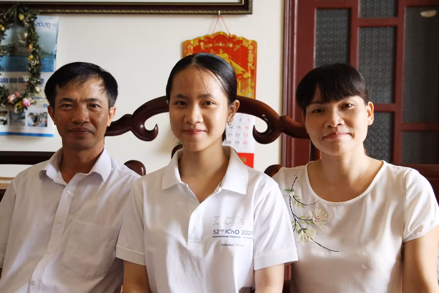 Đàm Thị Minh Trang cùng bố mẹ