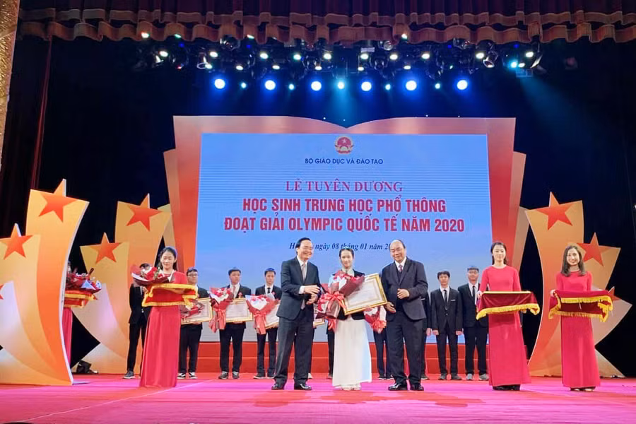 Đàm Thị Minh Trang tại lễ tuyên dương học sinh có thành tích đoạt giải Olympic quốc tế 2020