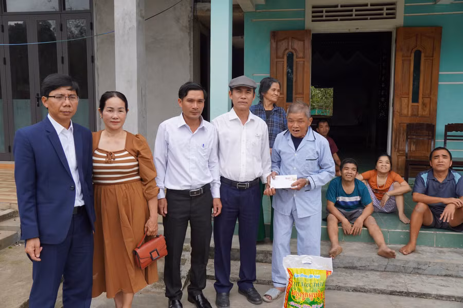 Ông Nguyễn Thanh Hùng, Giám đốc Công ty, ông Đoàn Quang Thiện - Phó Chủ tịch Công đoàn Công ty tặng quà cho các hộ gia đình Trần Trâm có 4 người con không đi được trên đôi chân của mình cũng bởi chất độc màu da cam.