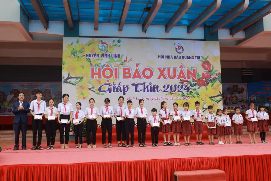 Ông Nguyễn Thanh Hùng - Giám đốc Công ty TĐQT tặng 20 suất học bổng cho các cháu học sinh tại chương trình Hội Báo Xuân Giáp Thìn 2024.