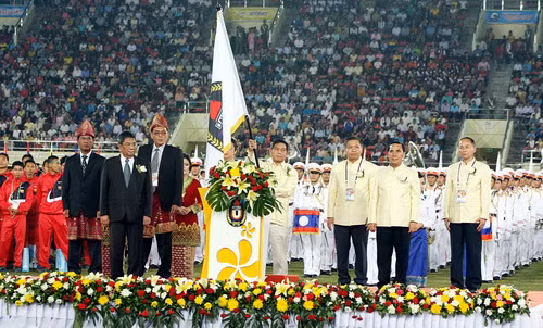 ... và được trao lại cho đại diện của nước chủ nhà 17th ASEAN University Games – 2014 Indonesia