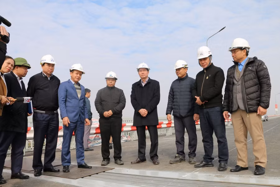 Đoàn công tác của Tổng cục Đường bộ Việt Nam do Tổng cục trưởng Nguyễn Văn Huyện làm trưởng đoàn đã có buổi kiểm tra công tác hoàn thiện cầu Thăng Long.