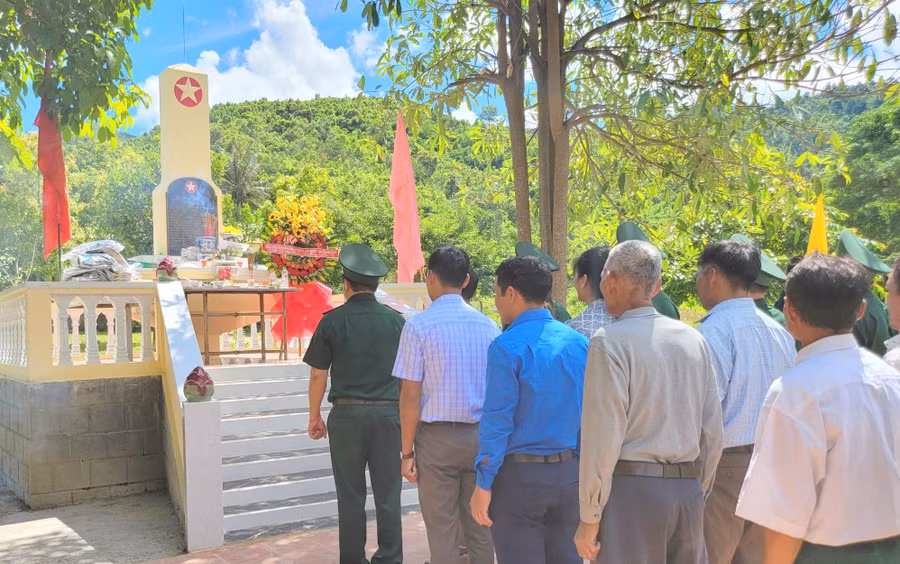Lực lượng BĐBP và nhân dân dâng hương tại Đài tưởng niệm là nơi tri ân 13 anh hùng, liệt sĩ Công an vũ trang. Lực lượng BĐBP và nhân dân dâng hương tại Đài tưởng niệm là nơi tri ân 13 anh hùng, liệt sĩ Công an vũ trang.
