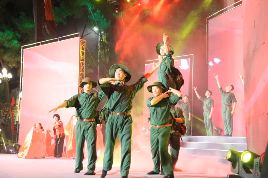 Các ca khúc tái hiện những ký ức bi hùng về một “Thời hoa lửa”. Các ca khúc tái hiện những ký ức bi hùng về một “Thời hoa lửa”.