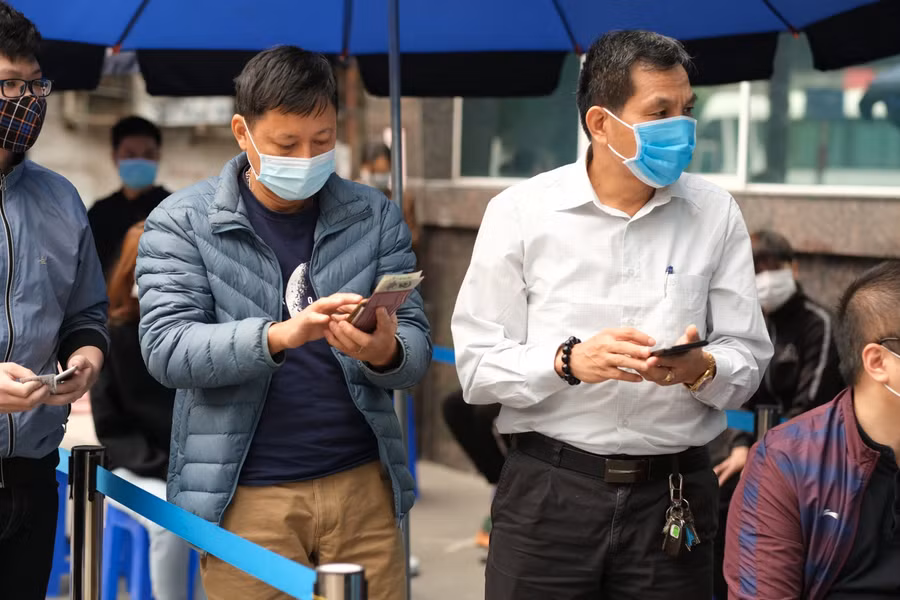 Cổ động viên xếp hàng test Covid-19 trước trận đấu Việt Nam - Nhật Bản ảnh 5