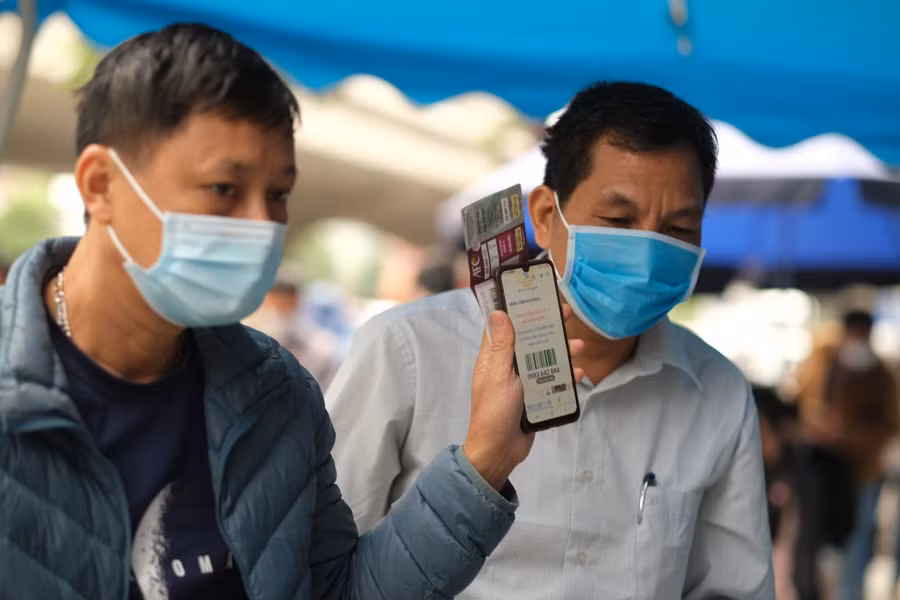 Khán giả đến sân Mỹ Đình phải có: Vé, giấy xét nghiệm Covid-19 âm tính trong 72 giờ, giấy tờ tùy thân, cài đặt ứng dụng Sổ sức khỏe điện tử hoặc PC-COVID-19 để khai báo y tế và quét mã QR, phải đeo khẩu trang trong suốt thời gian đến sân Mỹ Đình.