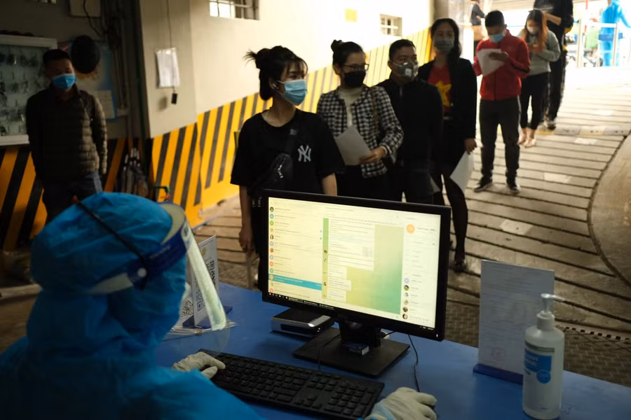 Người hâm mộ đội tuyển thực hiện đầy đủ các biện pháp phòng dịch trong lúc chờ test nhanh Covid-19.