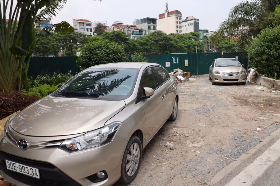 Không chỉ vậy, 1 số điểm phía bên ngoài đường Láng lại trở thành điểm đỗ xe.