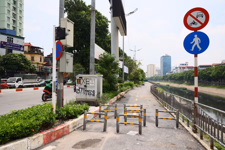 Do vậy, tuyến đường không còn phù hợp, đảm bảo an toàn với người đi bộ.