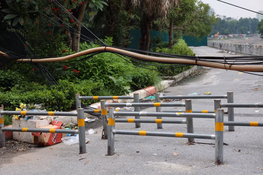 Tuyến đường ven sông Tô Lịch dành cho người đi bộ là hạng mục thuộc dự án xén mở rộng đường Láng đoạn từ Cầu Giấy đến Ngã Tư Sở (quận Đống Đa).