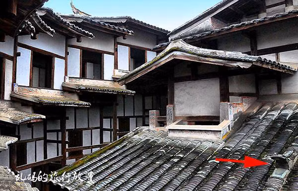 Bí ẩn khu nhà cổ hàng trăm năm, nặng 10.000 tấn ẩn mình trong rừng sâu ở Trung Quốc - Ảnh 4.