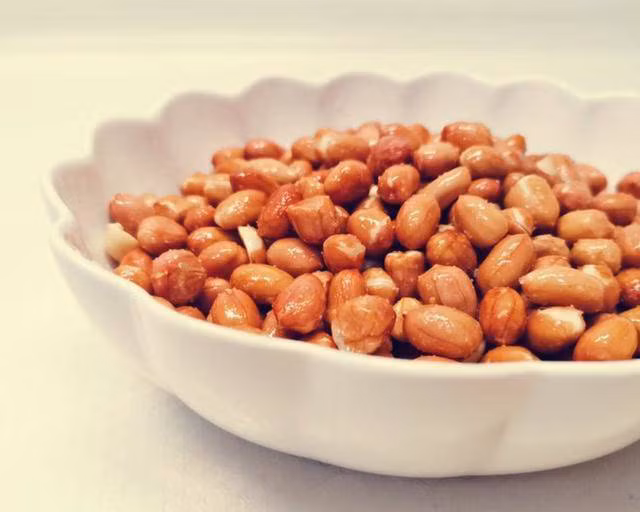 Muốn lạc rang muối giòn tan, thơm phức, chỉ cần vài giọt này - Ảnh 1.