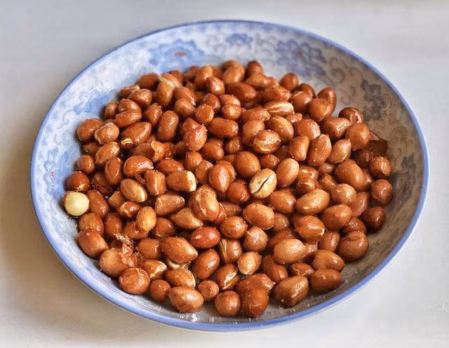 Muốn lạc rang muối giòn tan, thơm phức, chỉ cần vài giọt này - Ảnh 5.
