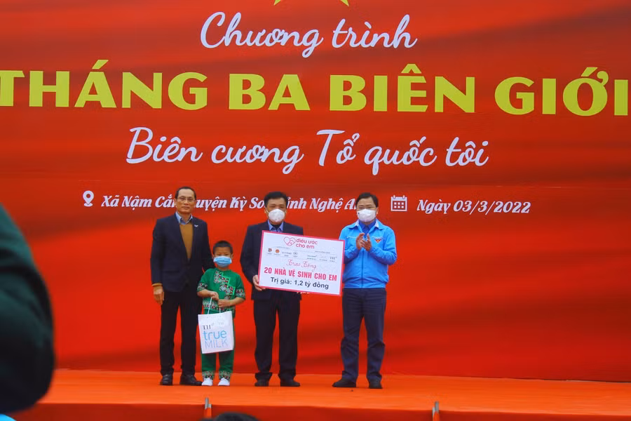 Tập đoàn TH tặng 30 nhà vệ sinh trường học cho các xã biên giới Nghệ An, Lào Cai - Ảnh 1.