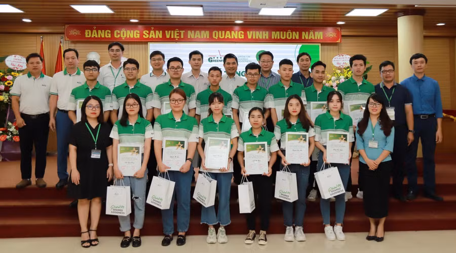 Đại diện Học viện Nông nghiệp Việt Nam và Công ty Cổ phần GREENFEED Việt Nam trao giấy chứng nhận cho sinh viên tham gia chương trình “Hạt giống tài năng”