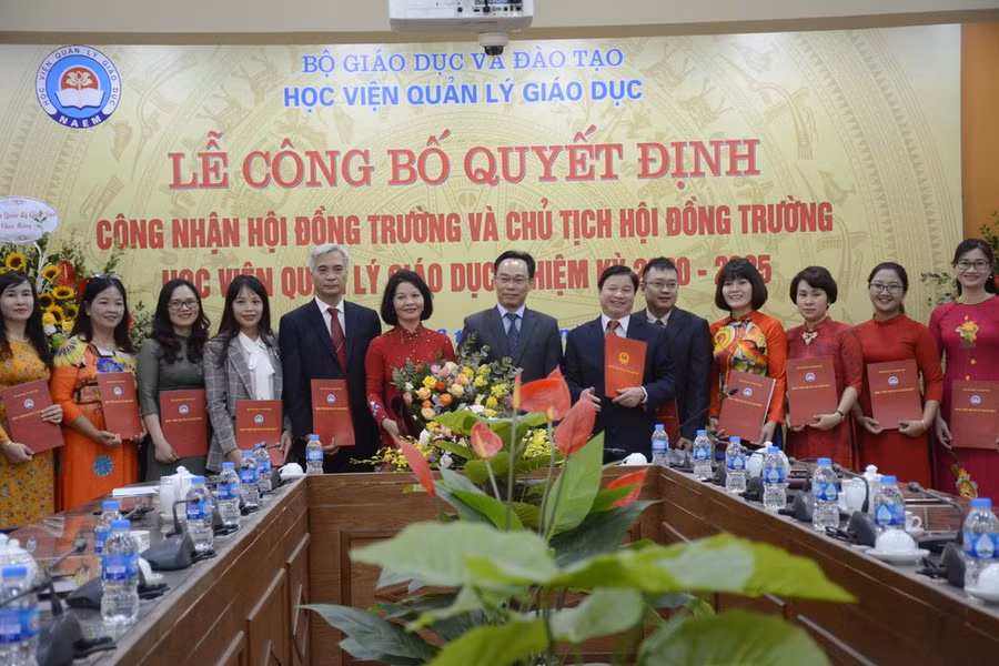 Thứ trưởng Hoàng Minh Sơn trao Quyết định cho các thành viên Hội đồng trường của Học viện Quản lý giáo dục.