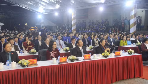 Phó Chủ tịch Quốc hội Tòng Thị Phóng (ngoài cùng bên phải - hàng nhất) đã đến dự và cổ vũ cho đội văn nghệ