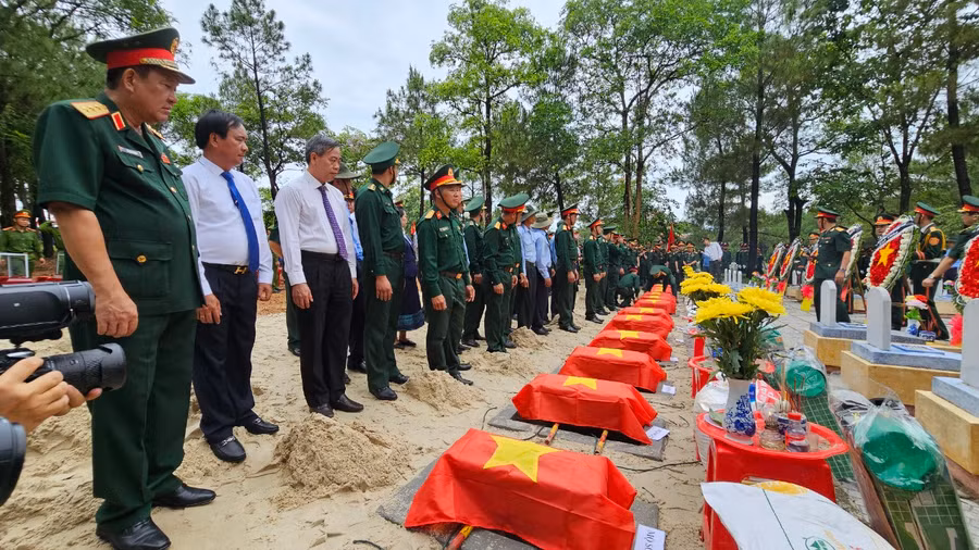 Sau Lễ truy điệu, 12 hài cốt Liệt sĩ được đưa về an táng tại khuôn viên Nghĩa trang Liệt sĩ quốc gia Đường 9. Sau Lễ truy điệu, 12 hài cốt Liệt sĩ được đưa về an táng tại khuôn viên Nghĩa trang Liệt sĩ quốc gia Đường 9.