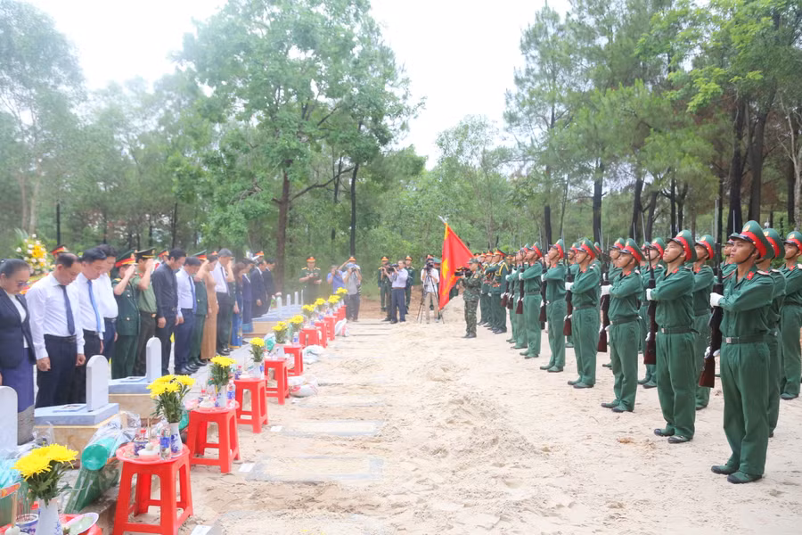 Lãnh đạo Bộ Quốc phòng, tỉnh Quảng Trị và các đơn vị dành phút mặc niệm tri ân các liệt sĩ. Lãnh đạo Bộ Quốc phòng, tỉnh Quảng Trị và các đơn vị dành phút mặc niệm tri ân các liệt sĩ.