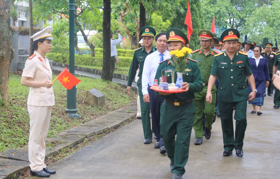 Đảng bộ, chính quyền và Nhân dân tỉnh Quảng Trị sẽ thay mặt Nhân dân cả nước chăm sóc chu đáo phần mộ của các anh với lòng thành kính và tri ân sâu sắc. Đảng bộ, chính quyền và Nhân dân tỉnh Quảng Trị sẽ thay mặt Nhân dân cả nước chăm sóc chu đáo phần mộ của các anh với lòng thành kính và tri ân sâu sắc.