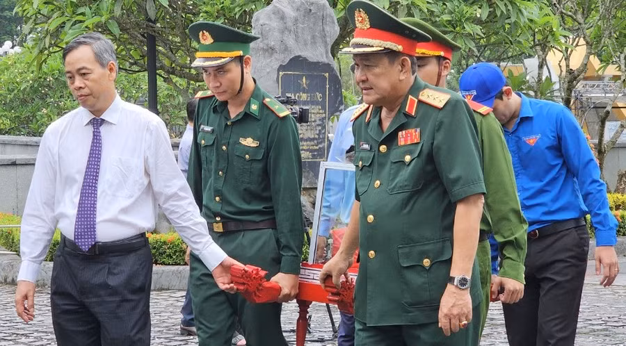 Thời gian qua, chính quyền, LLVT, Nhân dân tỉnh Savannakhet luôn giúp đỡ, phối hợp chặt chẽ trong việc tìm kiếm, quy tập hài cốt liệt sĩ. Thời gian qua, chính quyền, LLVT, Nhân dân tỉnh Savannakhet luôn giúp đỡ, phối hợp chặt chẽ trong việc tìm kiếm, quy tập hài cốt liệt sĩ.