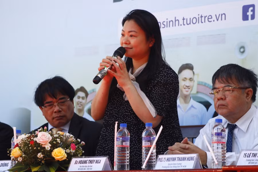 Bà Hoàng Thúy Nga, Vụ GD Đại học, Bộ GD&amp;ĐT cung cấp thông tin về Kỳ thi tốt nghiệp THPT và tuyển sinh đại học năm 2021.