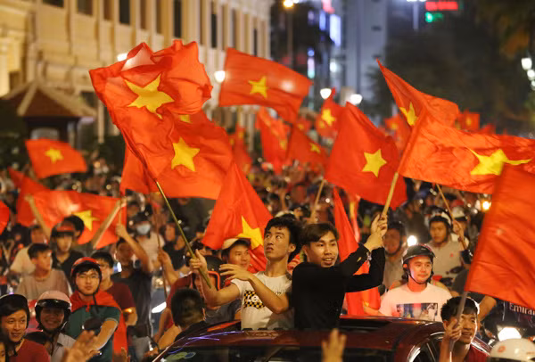 Tại TP Hồ Chí Minh, hàng nghìn phương tiện đổ về các tuyến đường tôn Đức Thắng, Hàm Nghi, Đồng Khởi... khiến dòng kẹt xe kéo dài.