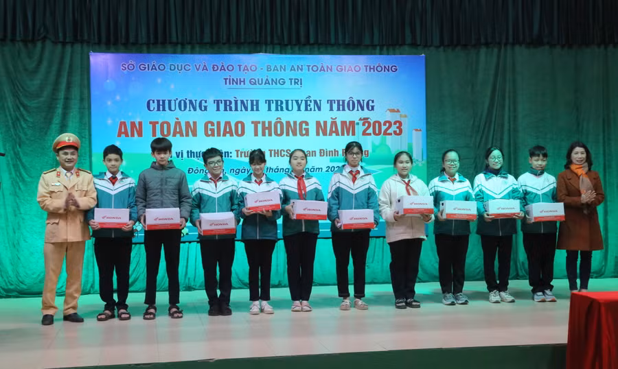Tặng mũ bảo hiểm cho học sinh.