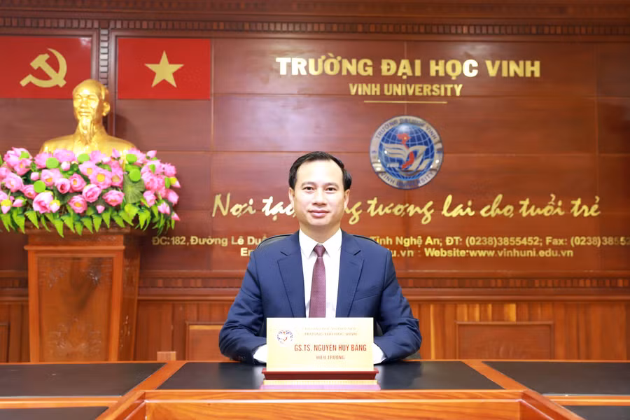 GS.TS. Nguyễn Huy Bằng - Hiệu trưởng Trường Đại học Vinh. GS.TS. Nguyễn Huy Bằng - Hiệu trưởng Trường Đại học Vinh.
