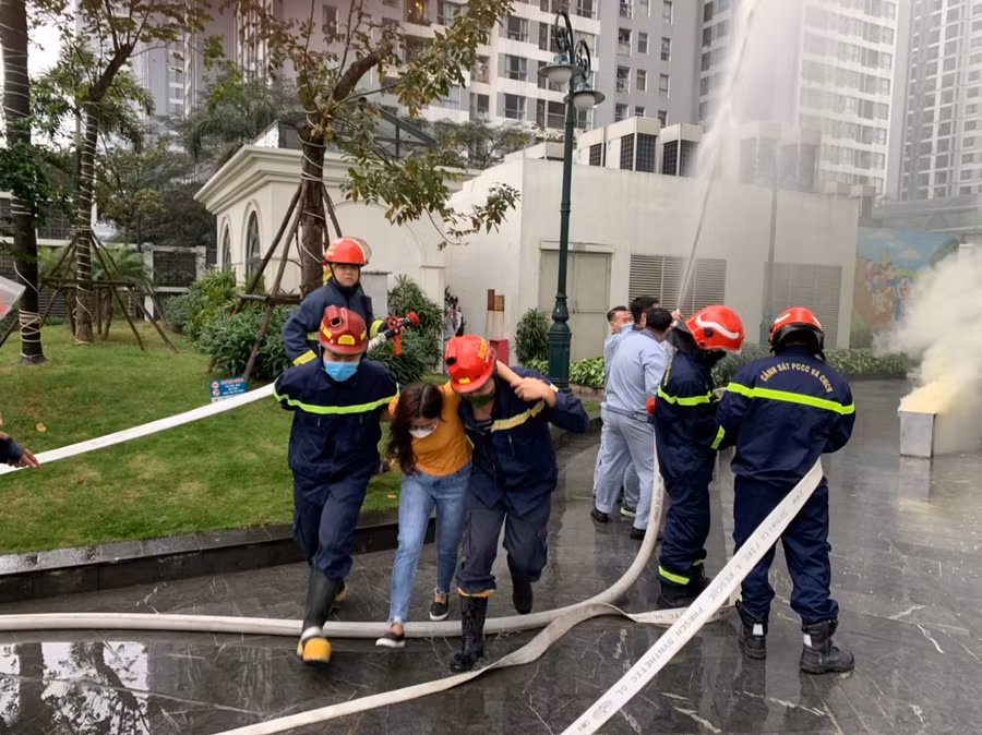 Với tình huống giả định cứu 2 người mắc kẹt ra nơi an toàn.
