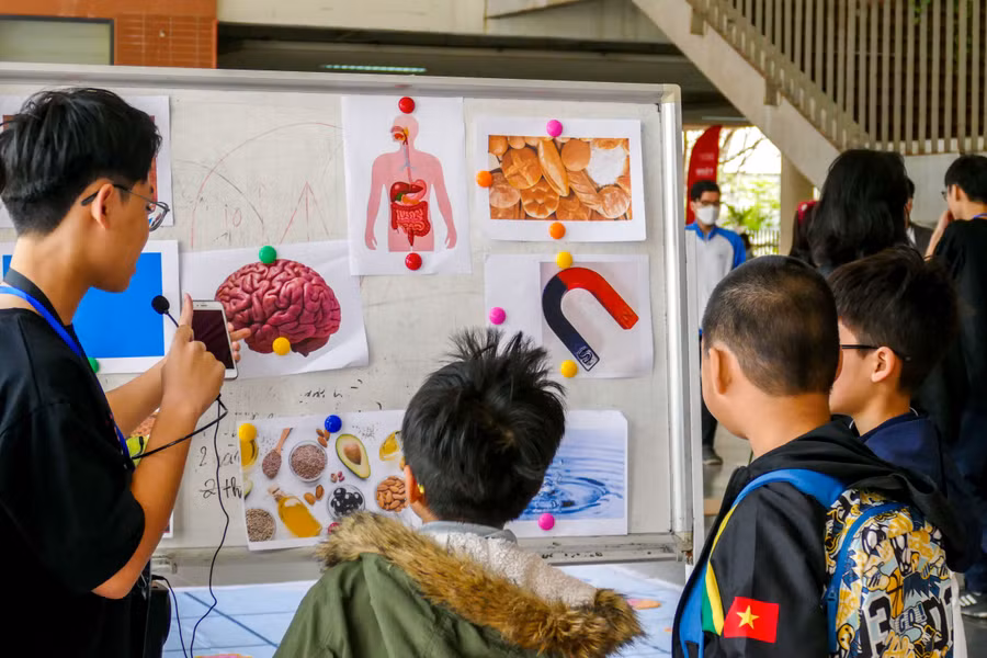 Tại hội chợ khoa học SF 2023, người tham gia sẽ có cơ hội trải nghiệm một mô hình hoàn toàn mới mẻ với các khu vực trưng bày thí nghiệm, khu vực trò chơi, DIY... đa dạng và độc đáo. Tại hội chợ khoa học SF 2023, người tham gia sẽ có cơ hội trải nghiệm một mô hình hoàn toàn mới mẻ với các khu vực trưng bày thí nghiệm, khu vực trò chơi, DIY... đa dạng và độc đáo.