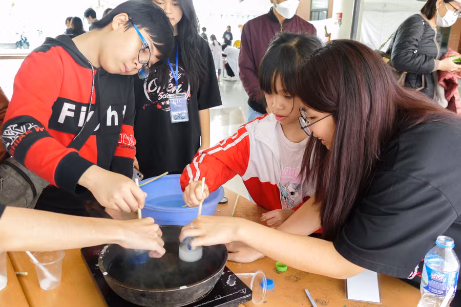 Tại hội chợ khoa học SF 2023, người tham gia sẽ có cơ hội trải nghiệm một mô hình hoàn toàn mới mẻ với các khu vực trưng bày thí nghiệm, khu vực trò chơi, DIY... đa dạng và độc đáo. Tại hội chợ khoa học SF 2023, người tham gia sẽ có cơ hội trải nghiệm một mô hình hoàn toàn mới mẻ với các khu vực trưng bày thí nghiệm, khu vực trò chơi, DIY... đa dạng và độc đáo.