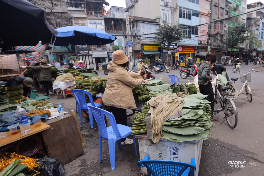 Nhưng vẫn còn nhiều người dân đến mua lá dong về nhà gói bánh chưng để lưu giữ truyền thống.