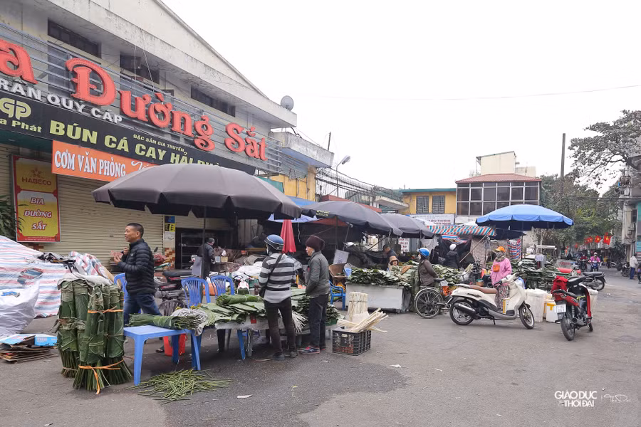 Cứ cuối năm, chợ buôn bán lá dong và dây lạt tự phát trên phố Trần Quý Cáp (Hà Nội) lại phủ xanh một góc phố.