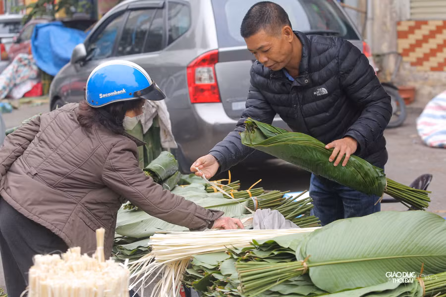 Hiện khách tới mua chủ yếu là khách lẻ, mua lá về gói bánh chưng trong gia đình.