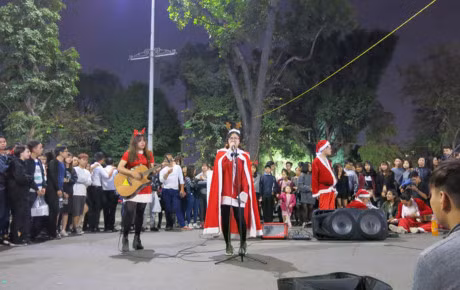 Nguoi dan Ha Noi ron rang ra duong don Giang sinh - Anh 7