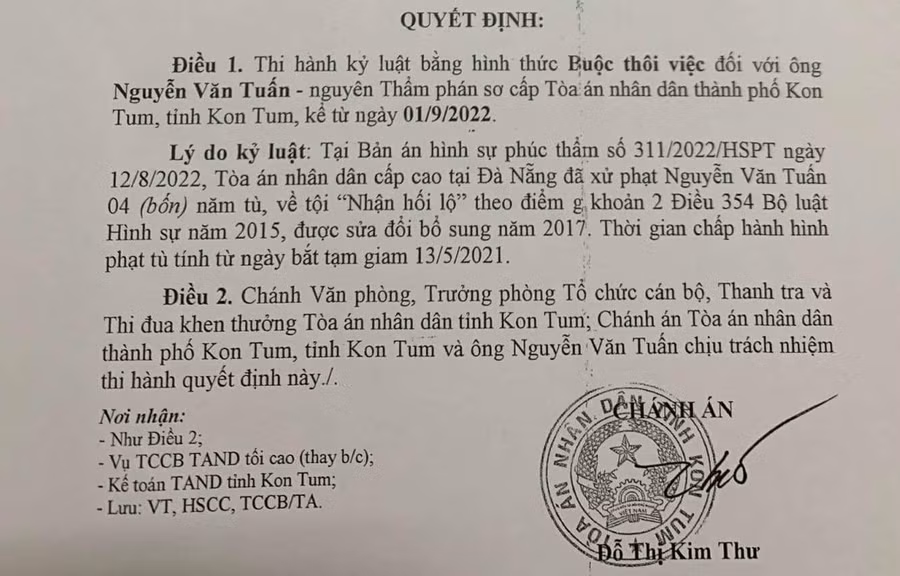 Ông Nguyễn Văn Tuấn, nguyên Thẩm phán sơ cấp Toà án nhân dân TP Kon Tum bị kỷ luật buộc thôi việc.