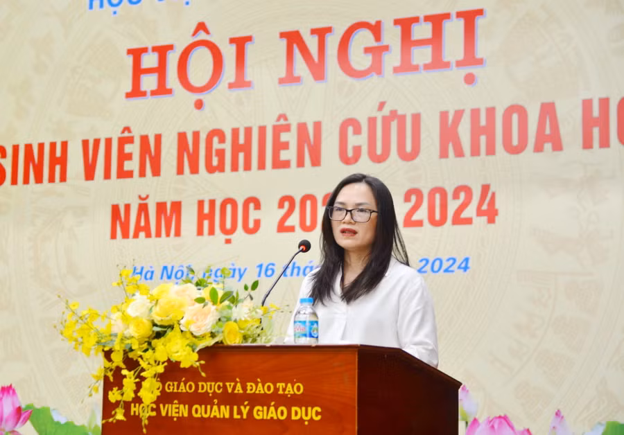 TS Hà Thanh Hương báo cáo tại hội nghị.